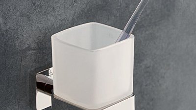 Ein Zahnputzbecher an der Wand montiert