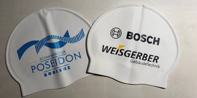 Die Schwimmkappen zeigen auffällige Logos: Poseidon Koblenz auf der linken und Bosch Weißgerber auf der rechten Seite.